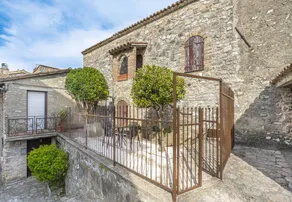 Holiday home with terrace & garden - Image 5