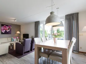 Family-oriented spacious holiday home with garden & heated pool - Image 4