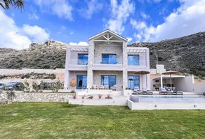 Fully equipped villa with barbeque, garden & heated pool - Image 2