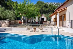 Fully equipped villa with fast internet, garden & terrace | Mountain view - Image 2