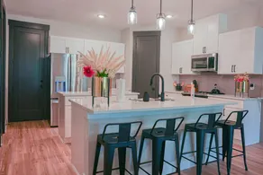 Loft, New Luxurious Large 3BR, Sleeps 9 + Parking - Image 4