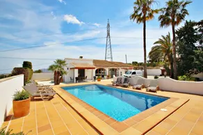 Villa avec terrasse, jardin et piscine privée | Vue ville - Image 4