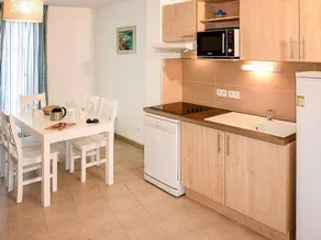 Holiday apartment with heated pool - Image 5