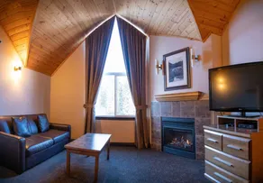 Family-oriented studio with pool & hot tub | Mountain view - Image 3