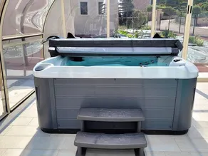 Relaxing getaway with pool, spa, and parking - Image 3