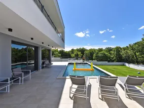 Fully equipped beautiful holiday home with terrace, private pool & BBQ - Image 2