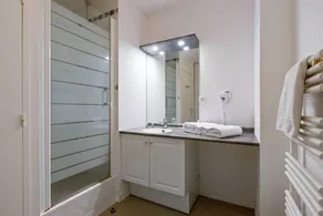 Apartment with terrace - Image 5
