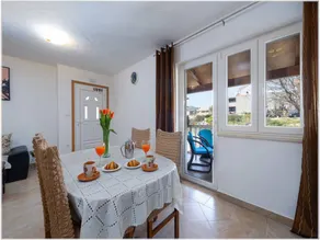 Apartment with terrace - Image 2