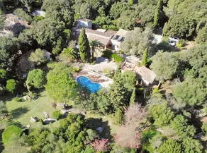 Familienfreundliches wunderschönes Ferienhaus mit Terrasse, Garten und privatem Pool - Image 4