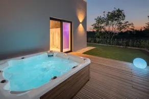 Villa with garden, hot tub & private pool - Image 3