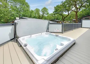 Chalet with terrace & hot tub - Image 3