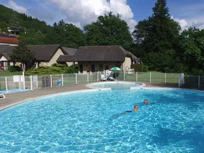 Holiday home with terrace & heated pool - Image 2