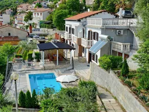 Holiday home with garden, private pool & BBQ - Image 3