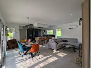 Refined holiday home with terrace and shared pool - Image 4