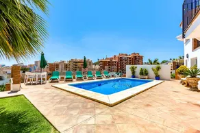 Villa avec terrasse, piscine privée et jardin | Vue ville | Parfaite pour le travail à distance - Image 4