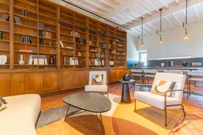 Spacious, modern loft in a château near Aix. - Image 2