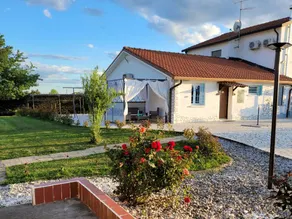 Holiday apartment with BBQ, garden & pool - Image 4