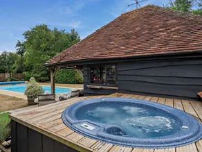 Cottage with pool & jacuzzi - Image 2