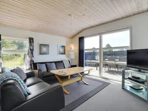 Holiday home with terrace - Image 2