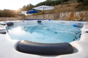 Holiday home with garden, sauna & private pool - Image 4