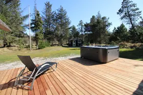 House with BBQ, hot tub & terrace - Image 3