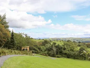 Cottage with garden, hot tub & BBQ - Image 3