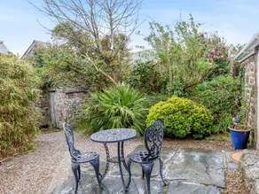 Family-friendly cottage with garden - Image 2