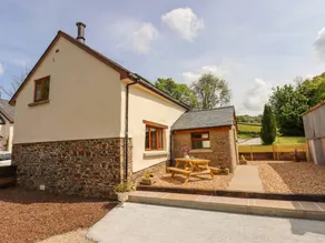 Family-oriented cottage with garden - Image 2