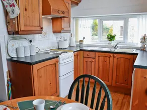 Cottage with BBQ & garden - Image 4