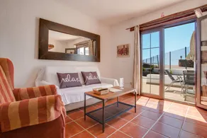 Holiday apartment with terrace, garden & pool - Image 4