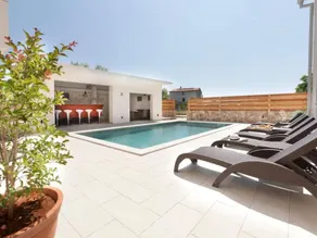 Apartment with pool, garden & barbecue - Image 3