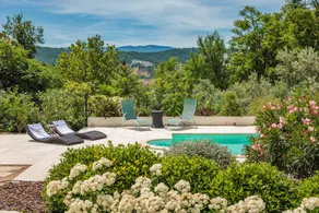 Agréable maison d'hôtes avec piscine, jardin et terrasse | Vue jardin - Image 2
