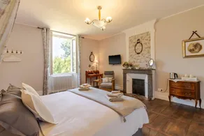 Guest Room "La Romantique" with Shared Terrace, Garden, and Wi-Fi - Image 4