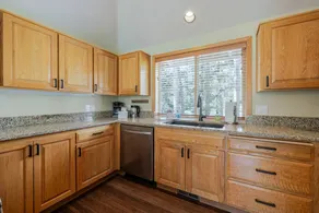 7 Vine Maple 4 Bedroom Home - Image 2
