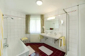 Aparthotel with garden, sauna & pool - Image 5