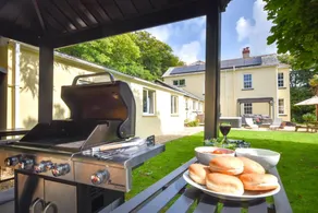 Cottage with garden & hot tub - Image 3