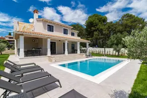 Fully equipped spacious villa with terrace, private pool & barbeque | Pets are welcome - Image 3