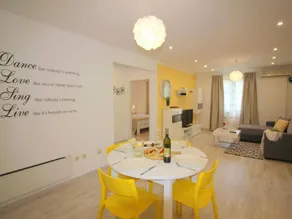 Wonderful flat with barbeque, garden & pool - Image 2