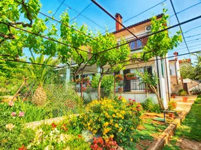 Apartment with barbeque & garden - Image 3