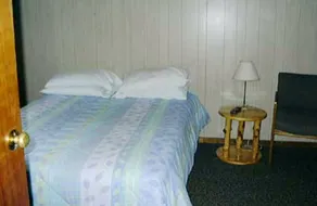 Rustic One-Bedroom Cottages with Free Boat Rentals near Saratoga Springs, New York - Image 4