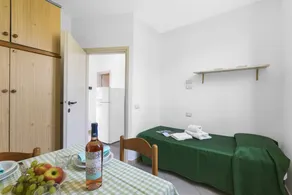Apartment with terrace & pool - Image 4