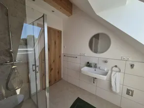 Apartment with garden - Image 3
