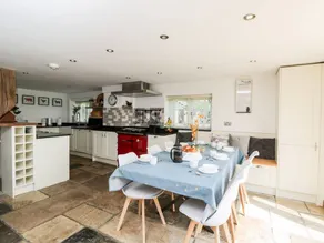 Cottage with garden & jacuzzi - Image 4