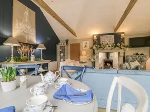 Cottage with hot tub - Image 4