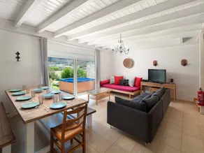 Holiday home with garden, BBQ & pool - Image 3