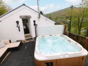 Cottage with garden & hot tub - Image 2