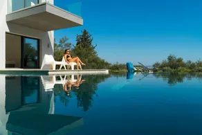 Villa with terrace - Image 4