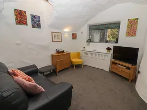 Cottage with hot tub & garden - Image 5