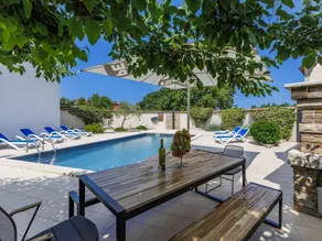 Fully equipped holiday home with barbecue, private pool & terrace - Image 2