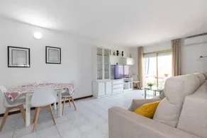 Flat with terrace & pool - Image 5